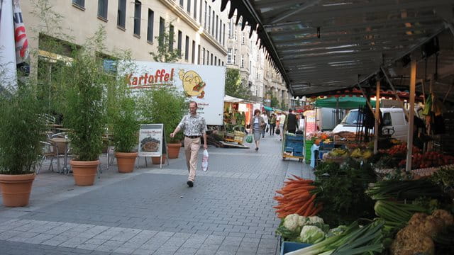 Schillerstraße mit Markt, Foto: Karola Neder