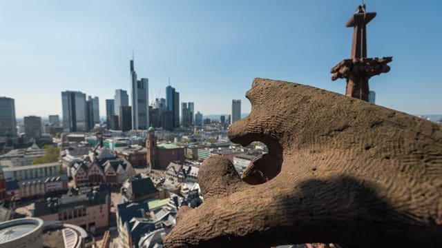 Teaserbild Dotationskirchen Startseite Sehenswürdigkeiten Blick vom Dom aus über Frankfurt