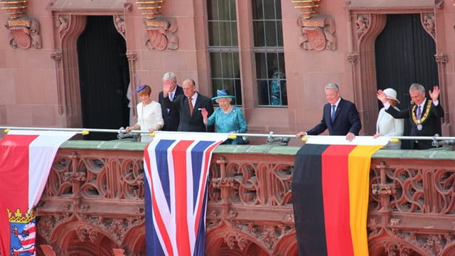 Königin Elisabeth II. winkt vom Balkon des Römers