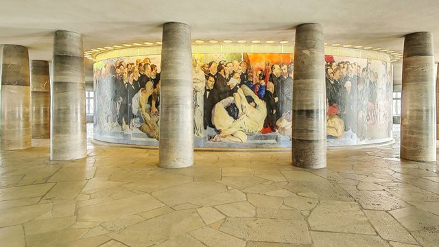 Foyer der Paulskiche mit dem Wandgemälde 'Der Zug der Volksvertreter' von Johannes Grützke