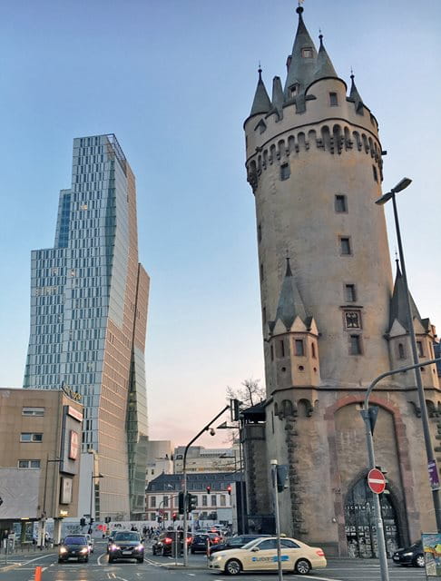 Moderne trifft Geschichte: Nextower und der Eschenheimer Turm, Foto: Nicole Brevoord
