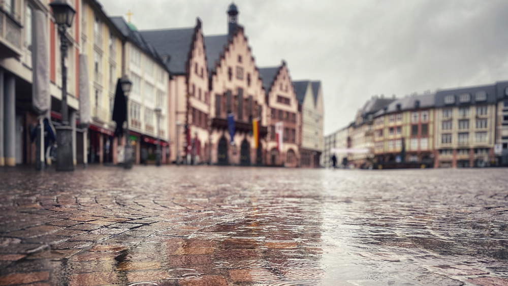 Der Frankfurter Römerberg im Regen, Foto: Jan Hassenpflug