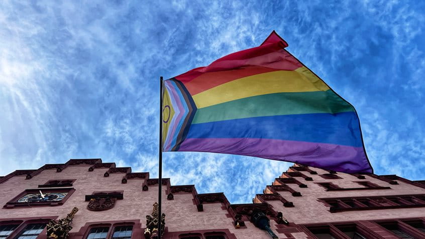 Die CSD-Fahne prangt am Römer, Foto: Jan Hassenpflug