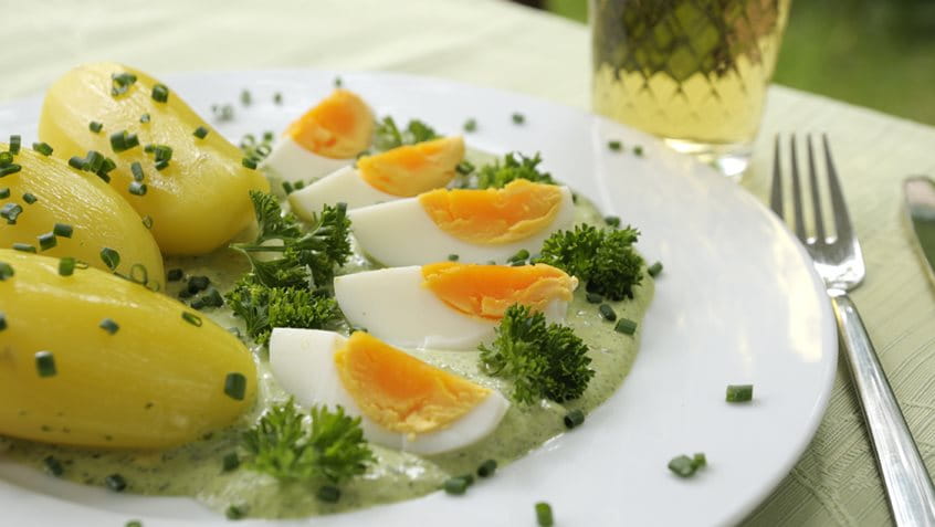 Teller mit grüner Soße, Kartoffeln und halben Eiern, Foto: Holger Ullmann