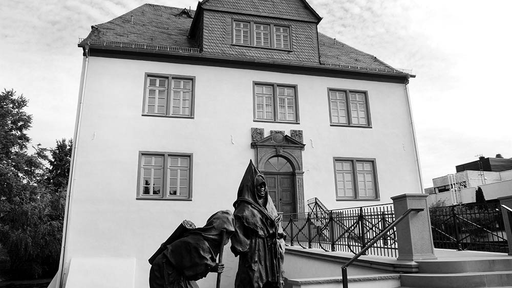 Die Skulptur vom Schelm von Enkheim vor der Schelmenburg in Bergen-Enkheim; Foto: Stefan Maurer
