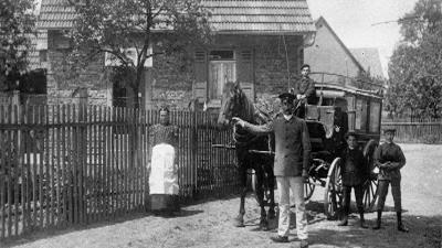 Postkutsche in Nieder-Erlenbach, fotografisch festgehalten im Jahre 1910