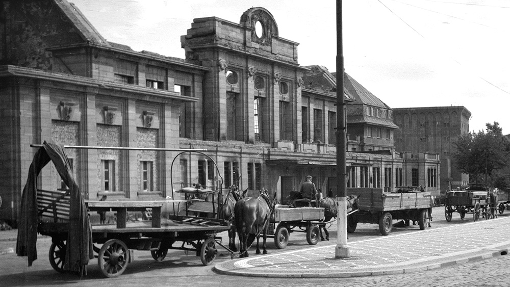 Pferdewagen vor dem Ostbahnhof, Juni 1946, Foto: Fred Kochmann