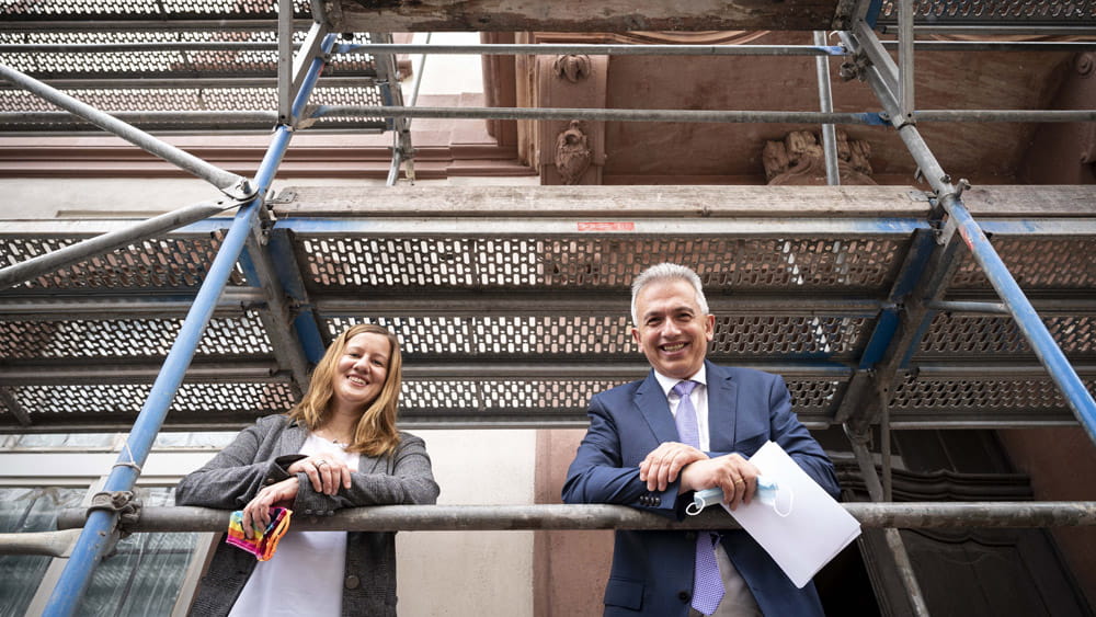 Oberbürgermeister Peter Feldmann zusammen mit Ortsvorsteherin Susanne Serke auf dem Baugerüst am Bolongaropalast in Höchst