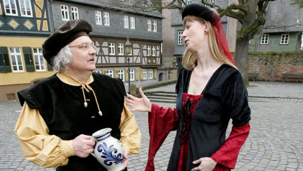 Mario Gesiarz (links) und Silke Wustmann (rechts.) sind Stadtführer, die in historischen Kostümen gekleidet Höchster Anekdoten in Szene setzen. Foto: Maik Reuß
