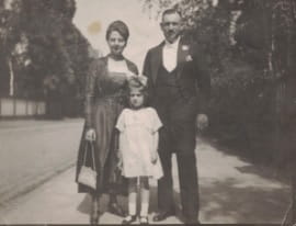 Anna und Herbert Kastellan mit Tochter Ellen, August 1919 