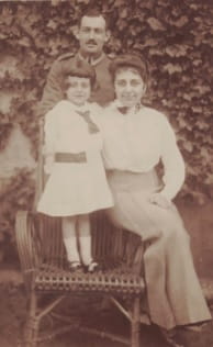 Ellen Kastellan mit ihren Eltern, um 1916/17 