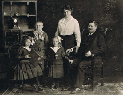 Familienportrait der Familie Gerlinger mit zwei Töchtern, einem Sohn, Vater sitzend, Mutter stehend