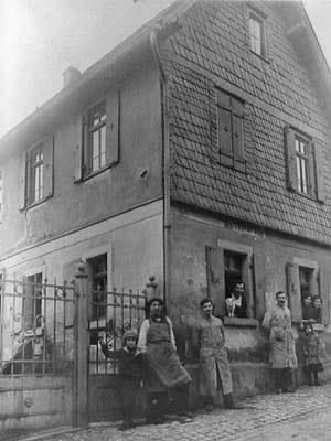 Familie Ehrmann vor dem Haus in der Röhrborngasse 28