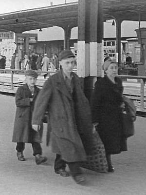 Minna Weil am Tag der Deportation mit ihren beiden Söhnen Walter Siegfried und Richard auf dem Bahnhof in Hanau