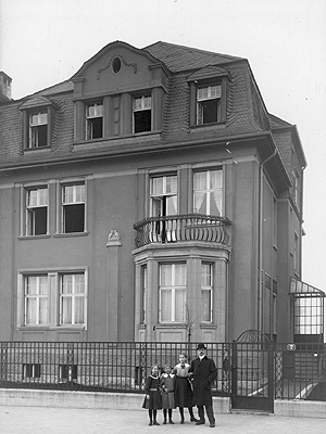 Moritz Steinthal mit Familie vor seinem Haus, 1912