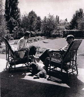 Gretel und Karl Bär mit ihrer irischen Terrierhündin Inka (Mai 1937)