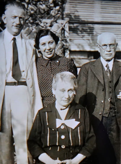 v.l.n.r.: Arnold Salomons, Else Rothschild (Tochter), Lina Rothschild und Bernhard Rothschild