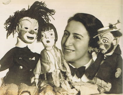 Liesel Simon mit Handpuppen, 1920er Jahre