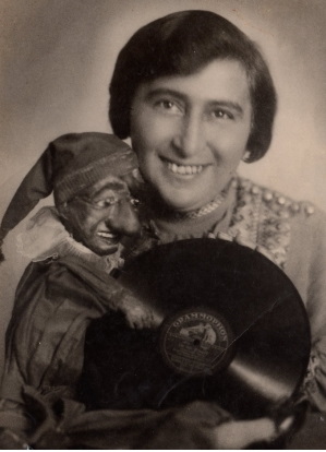 Liesel Simon mit Kasperlpuppe und Schallplatte, 1920er Jahre