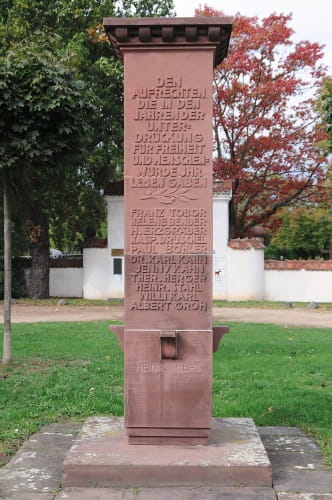 Mahnmal für die Nieder Juden und Widerstandskämpfer vor dem Friedhof Nied. Der Name von Heinrich Heps wurde erst im August 2015 eingefügt.