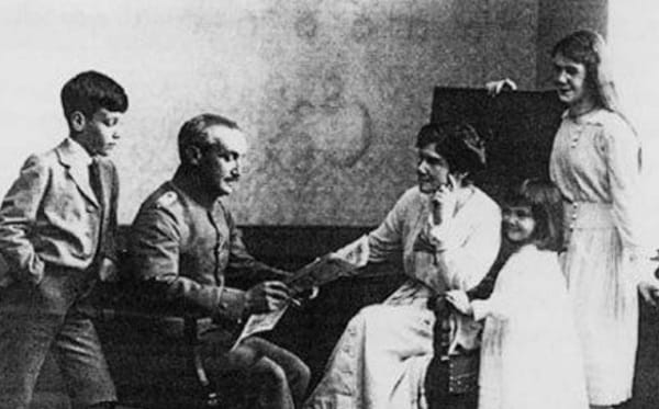 Herbert und Ludwig von Gans, Mutter Elisabeth, geb. Keller, Gertrud und Marguerite, 1915 (von links nach rechts)