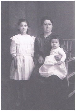 Jeanette Weiss mit Julia und Martha