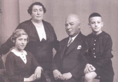 Karl, Ignatz, und Henriette Kleinberger sowie Karls Pflegeschwester (von rechts nach links)