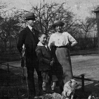 Hoch Gustav Klara und Hans mit Hund