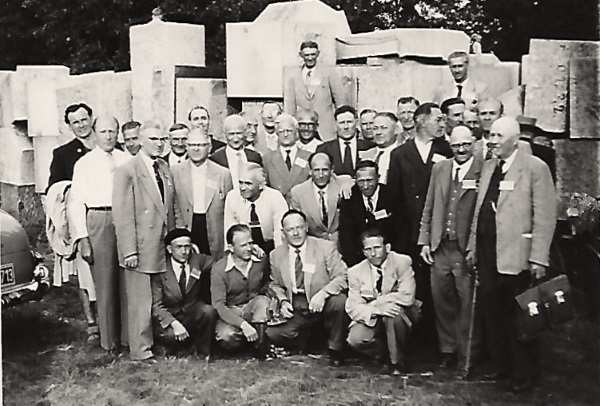 Steinbach mit einer Gruppe Überlebender des KZ Mauthausen bei einem Kongress der Zeugen Jehovas 