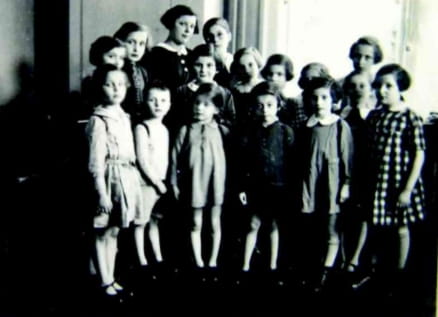 Schulkinder in der Villa, 12.4.1939, vorne 2.v.l. David Einhorn, hinten 1.v.l. Edith Einhorn