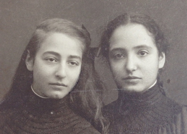 Annemarie (links) und Elisabeth Neumann, ca. 1915