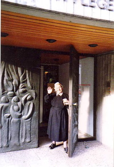Elisabeth Neumann 1988 vor dem Eingang des Alten- und Pflegeheims Anlagenring in der Seilerstraße 20