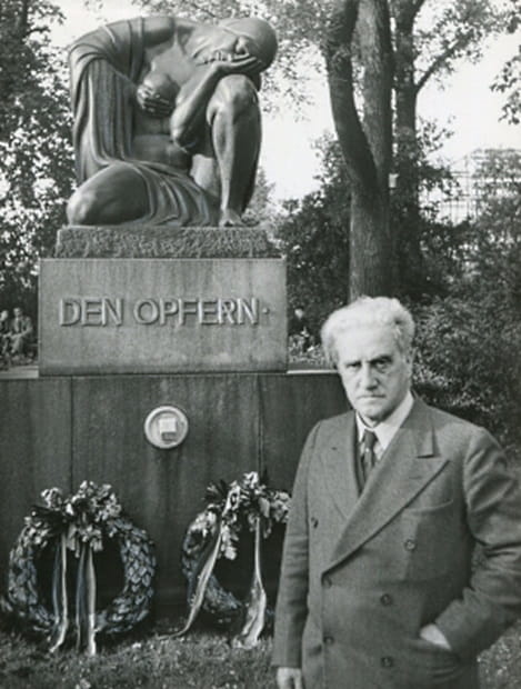 Benno Elkan vor dem Denkmal "Den Opfern" in der Frankfurter Gallusanlage