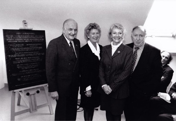 Alfred Grosser mit Petra Roth und Ignatz Bubis vor der Gedenktafel