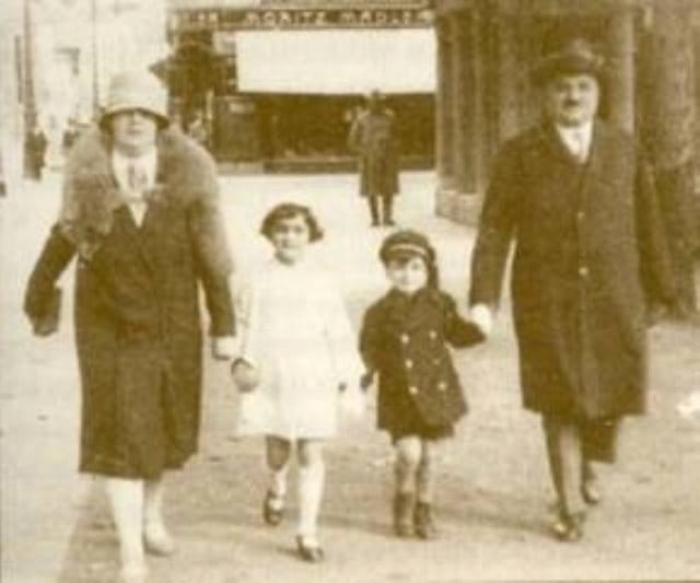 Lily, Margarethe, Alfred und Paul in der Neuen Mainzer Straße in Frankfurt, 1929/30