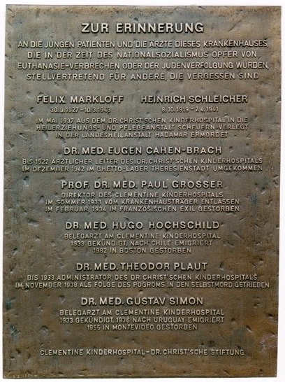 Gedenktafel für die Opfer des Nationalsozialismus, angebracht an der Fassade des Krankenhauses 1998