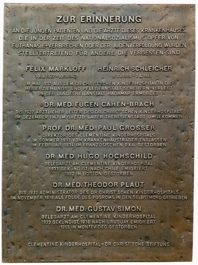 Gedenktafel für die Opfer des Nationalsozialismus, angebracht an der Fassade des Krankenhauses 1998