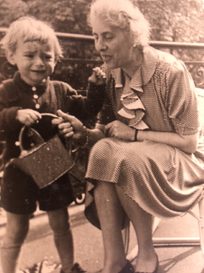 Annie Lotichius 1942 mit Enkel Michael