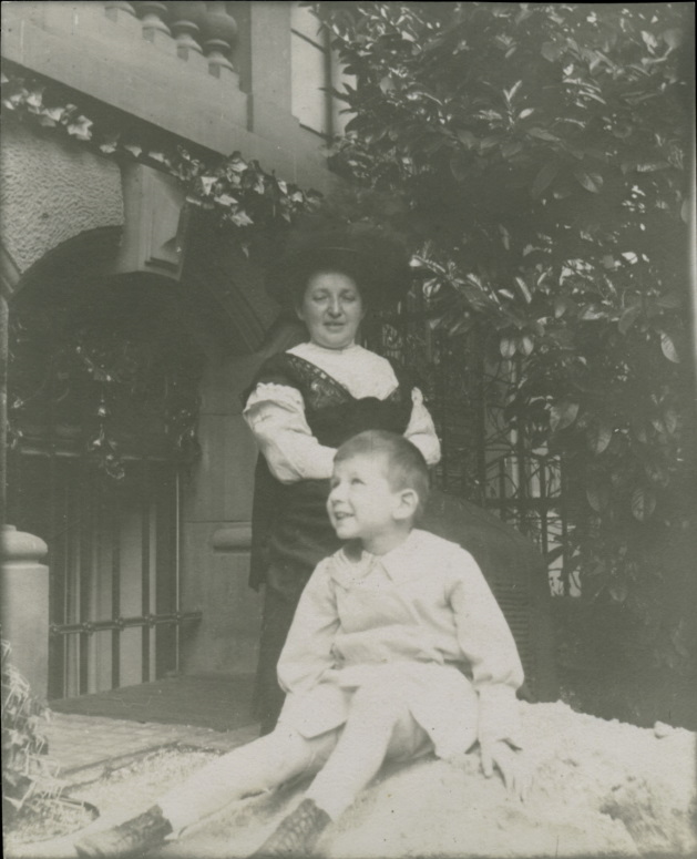 Hedwig Ehrlich und Enkelsohn Hans Wolfgang Schwerin in der Westendstr. 62, 1910