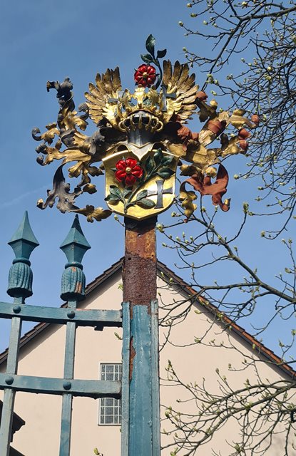 Wappen am Eingangstor zur Villa Meister mit Park, Foto: Jasmin Raykowski