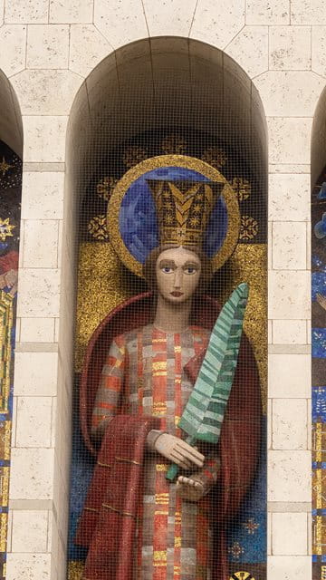 Portal der Kirche mit Marien-Großplastik und Mosaiken; Foto: Holger Menzel
