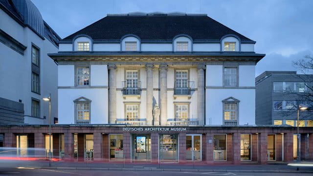Deutsches Architekturmuseum (DAM) abends Deutsches Architekturmuseum (DAM) abends, Foto: Moritz Bernouilly