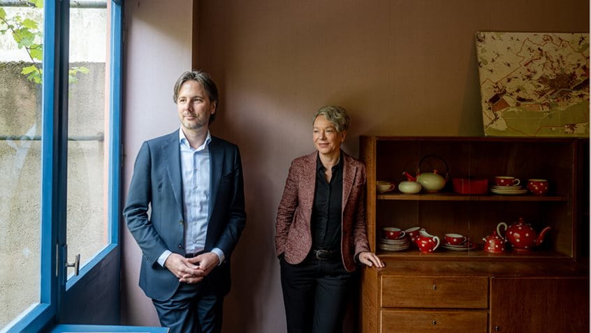 Planungsdezernent Marcus Gewechenberger und Kulturdezernentin Ina Hartwig während des Interviews im Ernst May Haus, Foto: Michael Braunschädel