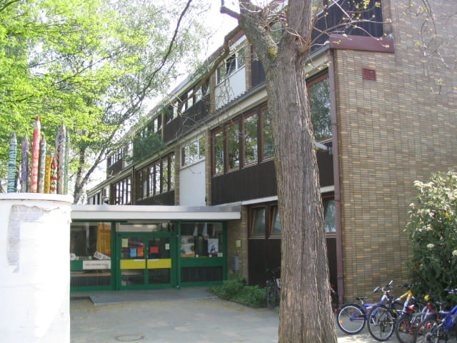 Das Bild zeigt eine Außenansicht der Adolf-Reichwein-Schule.