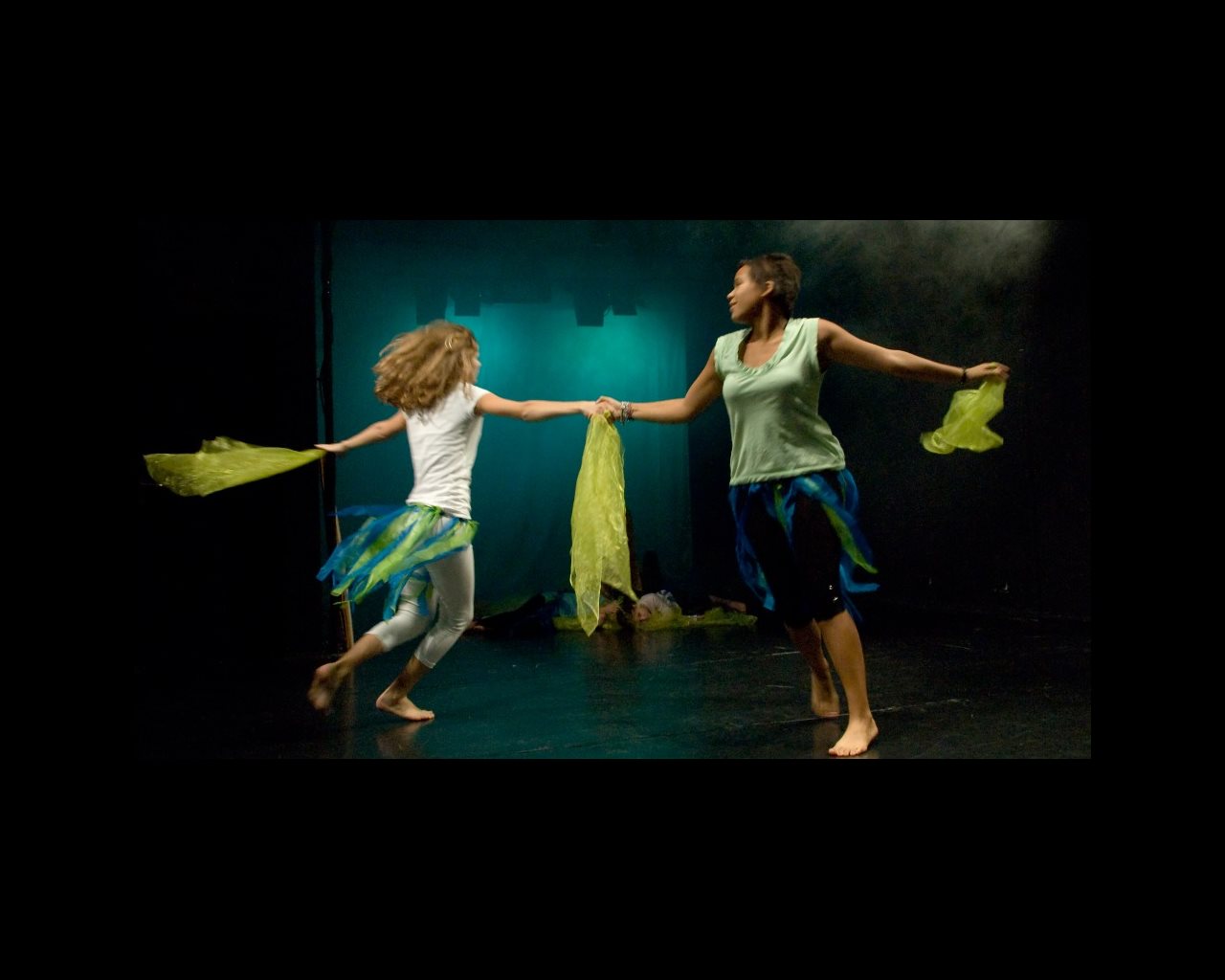 Zwei tanzende Frauen in einer Szene aus dem Theaterstück "Der Ring des Nibelungen", Foto: Katrin Schander