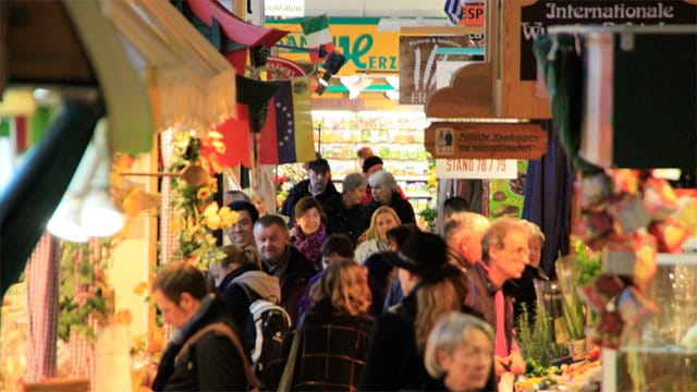 Kundinnen und Kunden in der Kleinmarkthalle, Foto: Jim Brutto