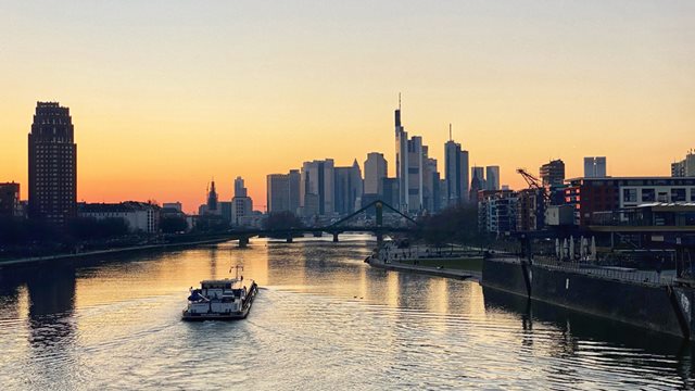 Sonnenuntergang hinter der Frankfurter Skyline, Foto: Jan Hassenpflug