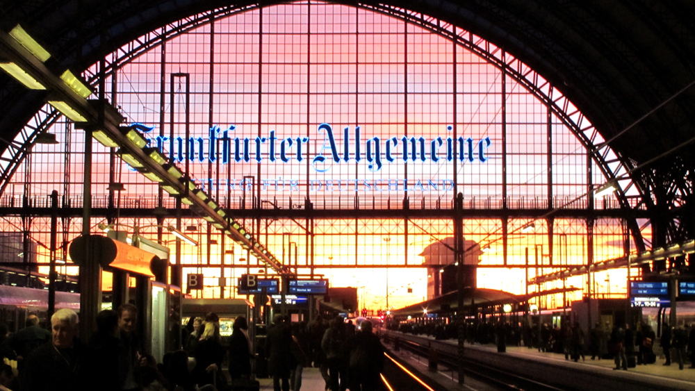 Der Frankfurter Hauptbahnhof, aufgenommen beim Sonnenuntergang.
