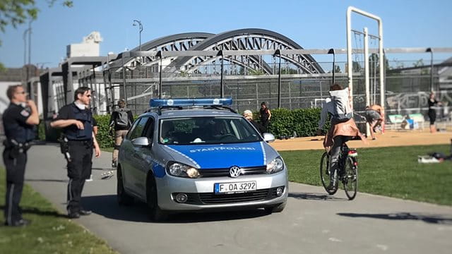 Kontrolle der Stadtpolizei am Osthafenpark, Foto: Stadt Frankfurt am Main