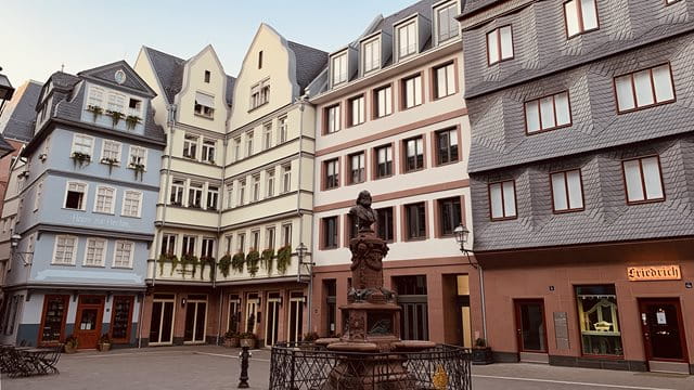 Schöne Altstadt-Fassaden mit versteckten Klimaschutz-Details